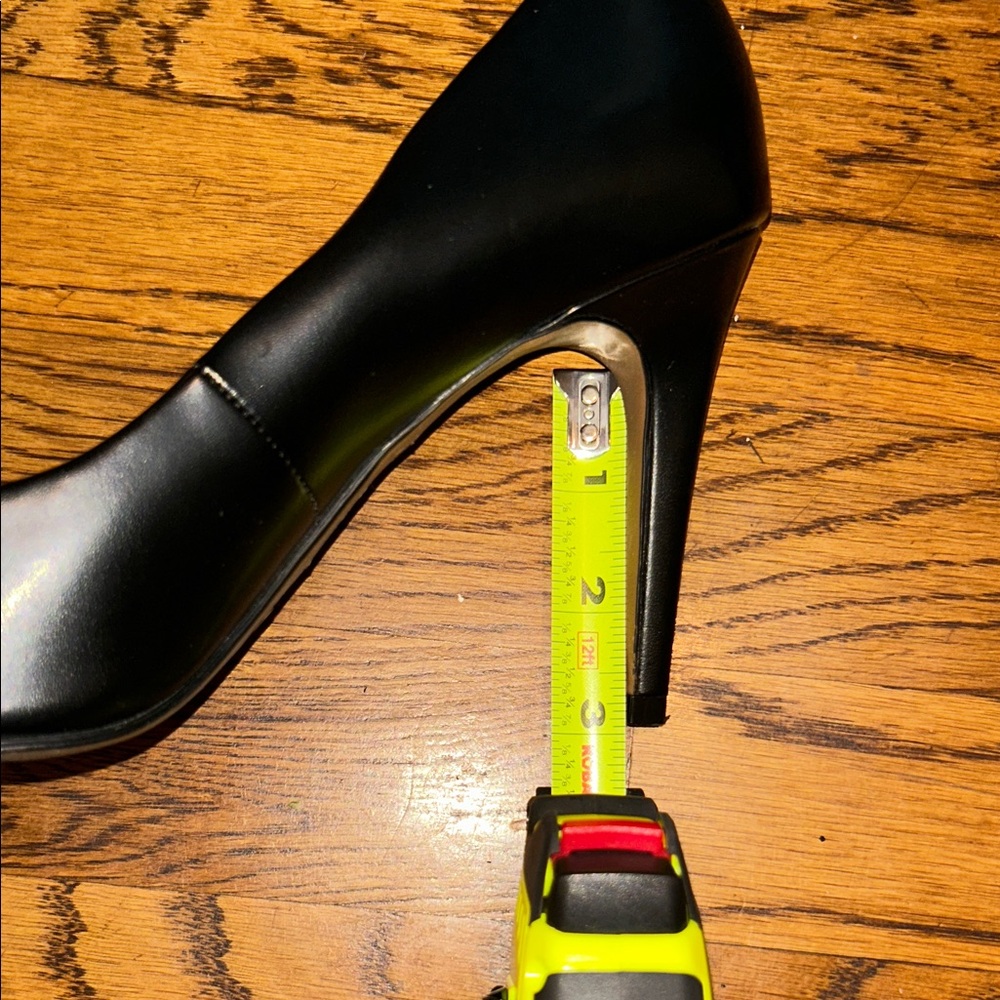 Christian Siriano Black Pointed-Toe Vegan Leather Pumps - Picture 8 of 9